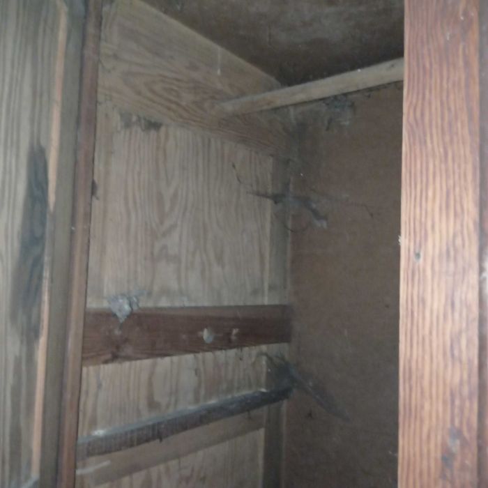 Stara drewniana szafa