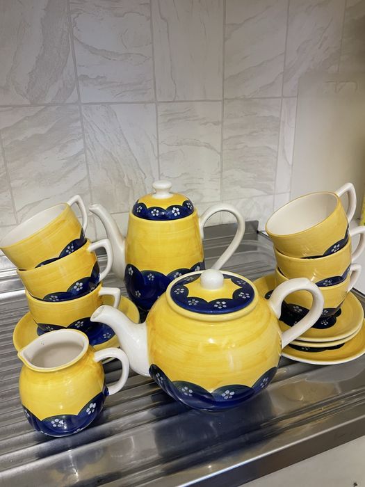 Serviço de chá amarelo e azul