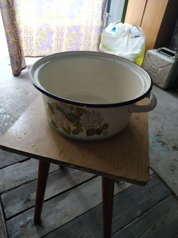 Продам эмалированную кастрюлю