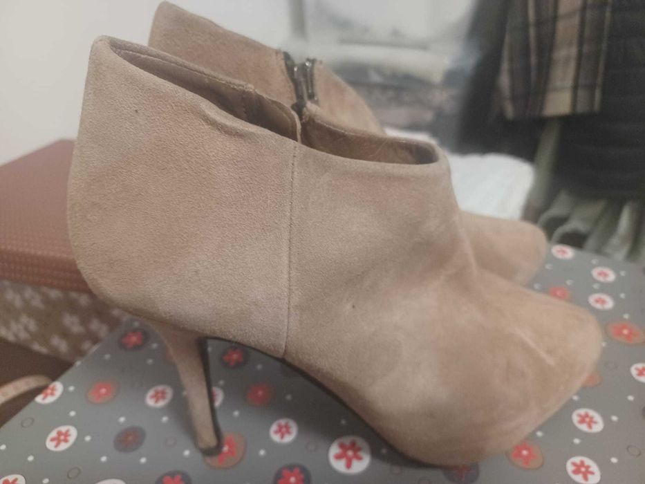 Botins camurça beje compensados da Zara