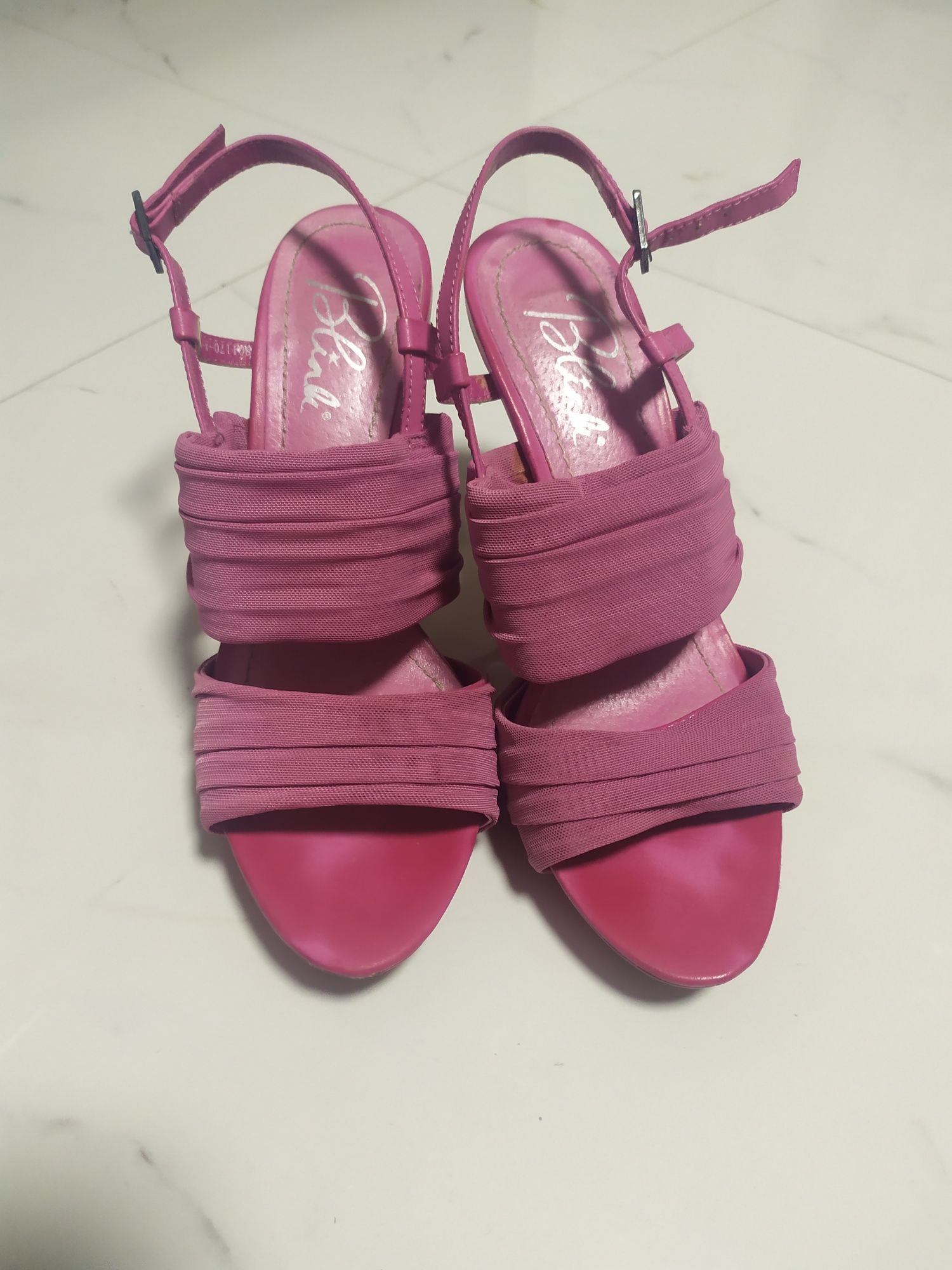 Рожеві босоніжки на каблуках