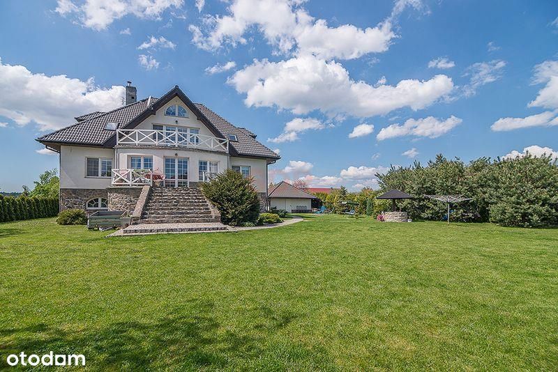 Duży dom przy lesie | Piękny ogród