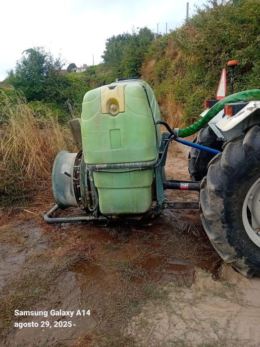 pulverizador de 600 litros com turbina Marca Rocha