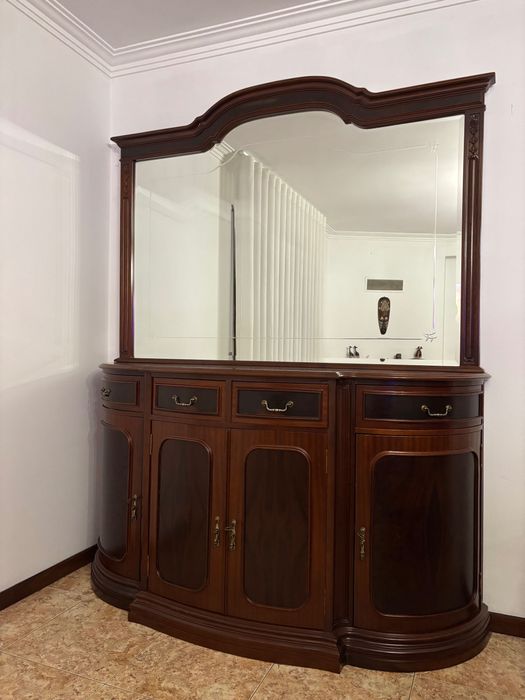 Móvel Aparador Clássico em Madeira Maciça com Espelho