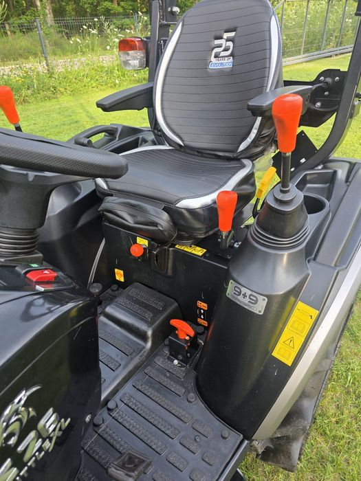 Ciągnik ogrodniczy Solis S26 9+9 4x4 rewers oś HD Czarny