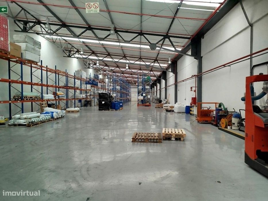 Armazém para arrendar em Rio de Mouro, perto da Tabaqueira