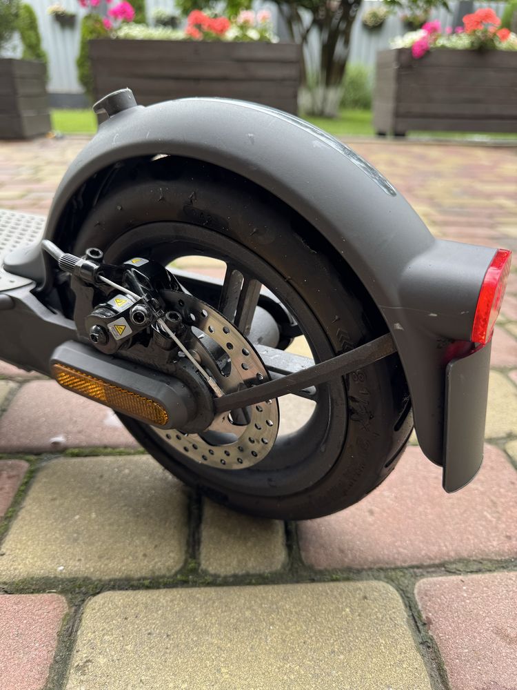 Електросамокат Xiaomi Mi Electric Scooter Essential 2021