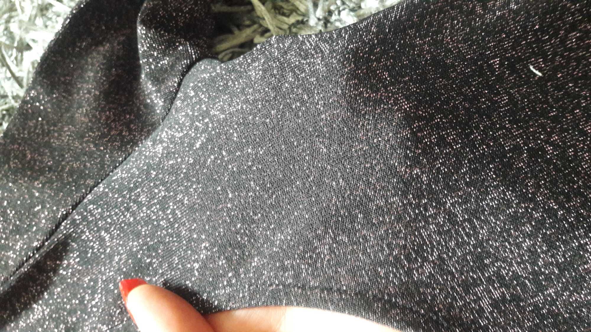 Sukienka czarna z brokatową lila nitką XS mała czarna połysk