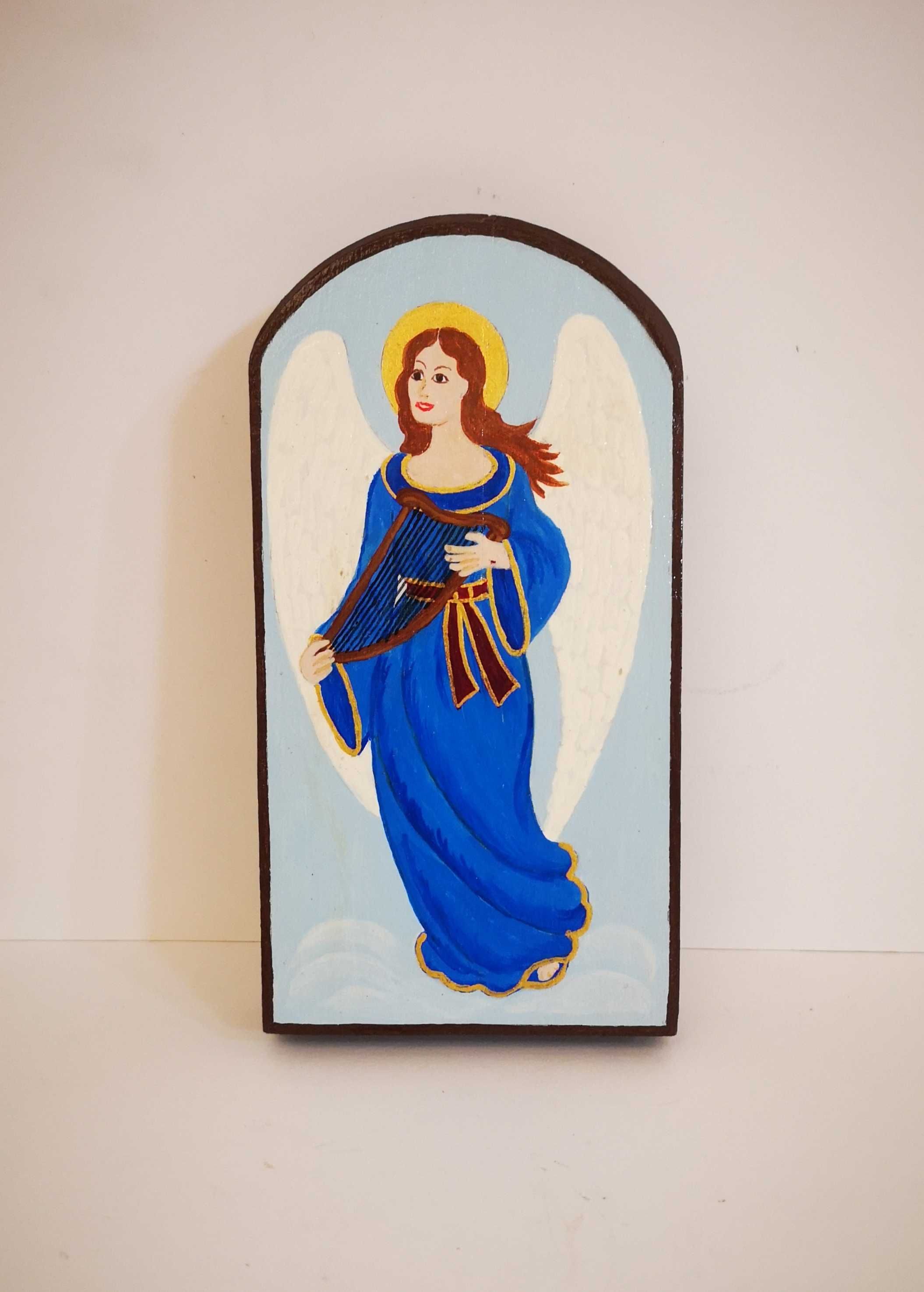 Anioł z harfą namalowany na desce