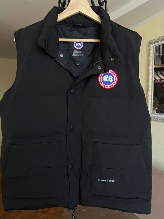дуже стильна та тепла пухова жилетка Canada Goose size L