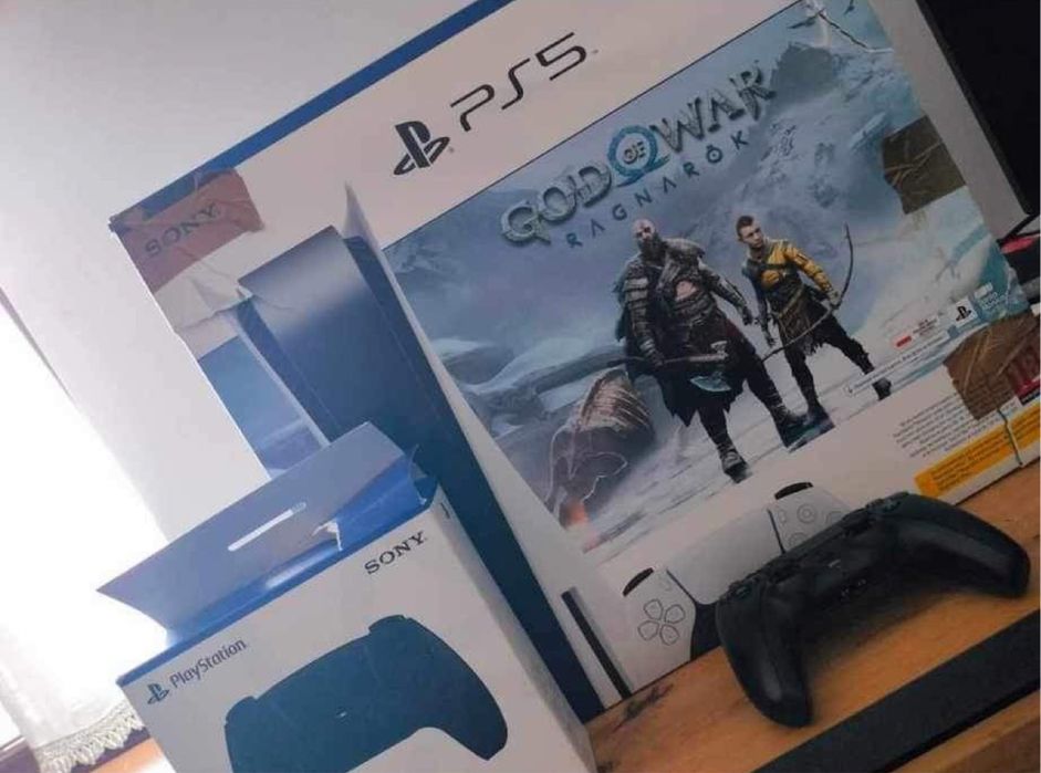 PlayStation 5 + 2 pady + God of War Ragnarok + 2 gry