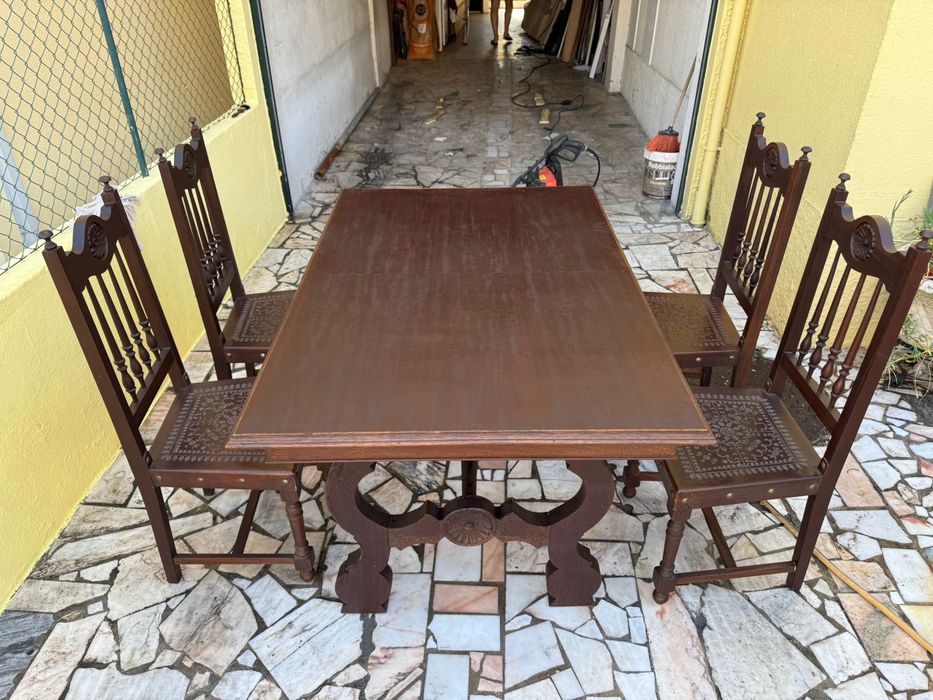 Mesa de sala e cadeiras antigo