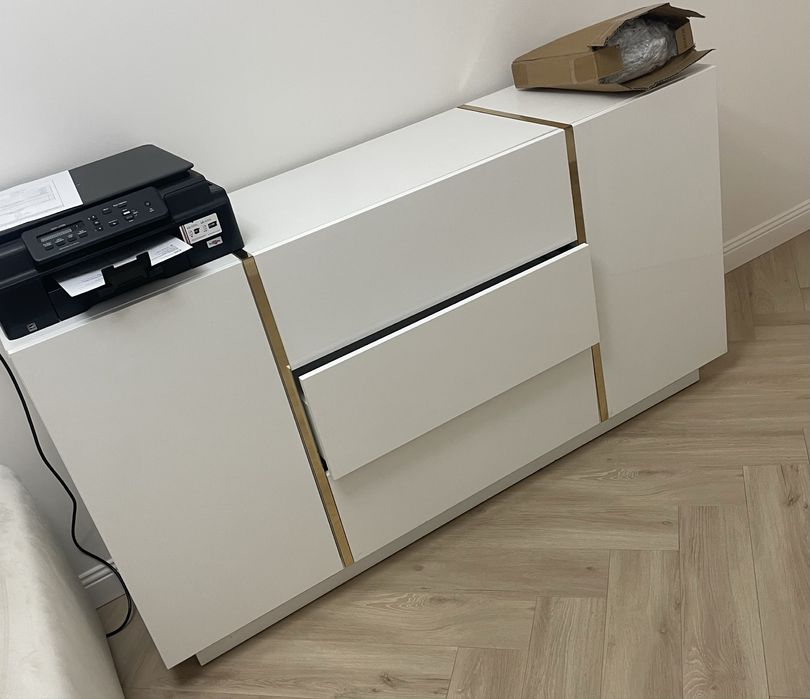 Komoda biała ze złotymi zdobieniami