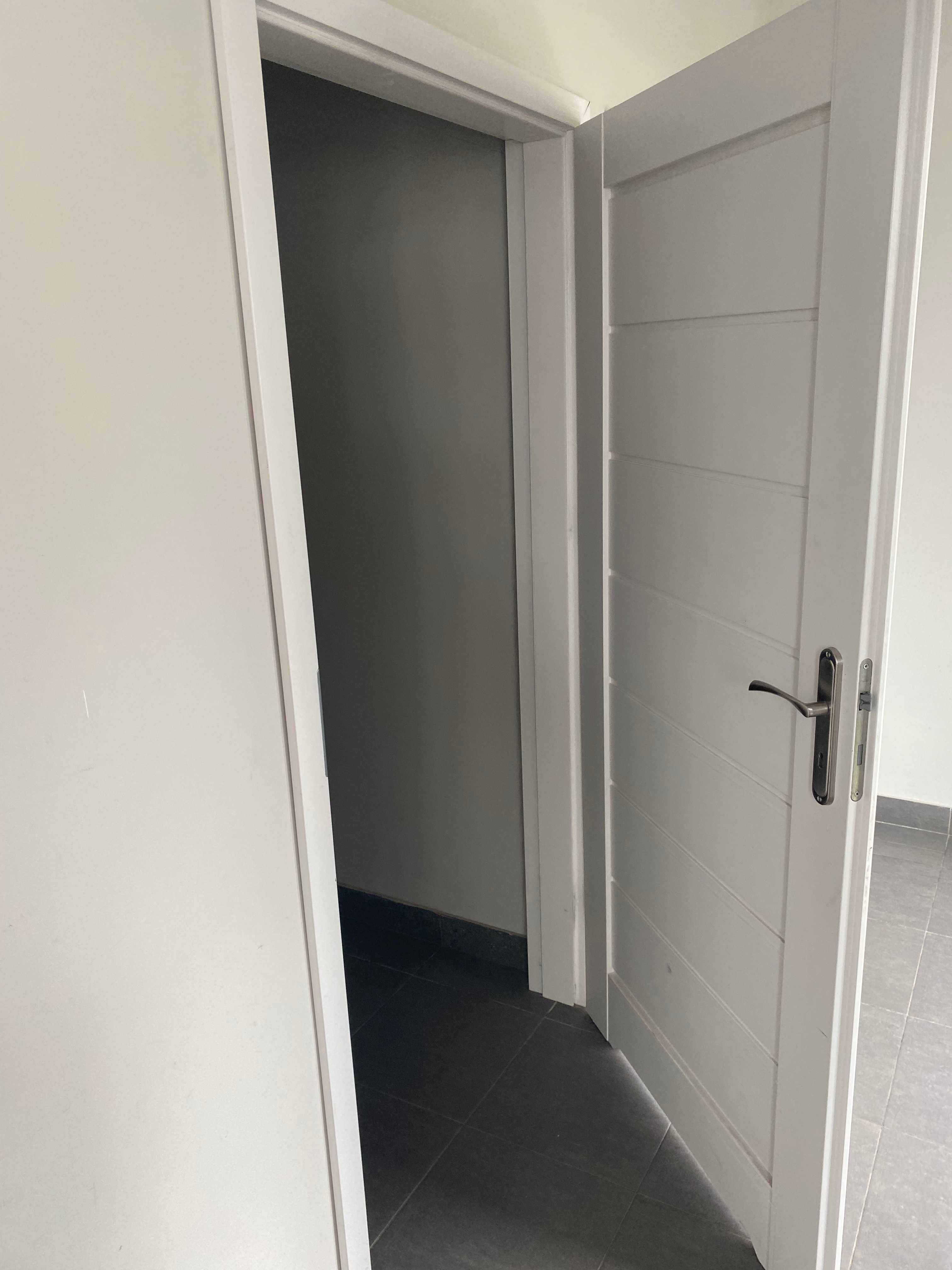 Sprzedam drzwi wewnętrzne 90 z klamkami + ościeżnice regulowane