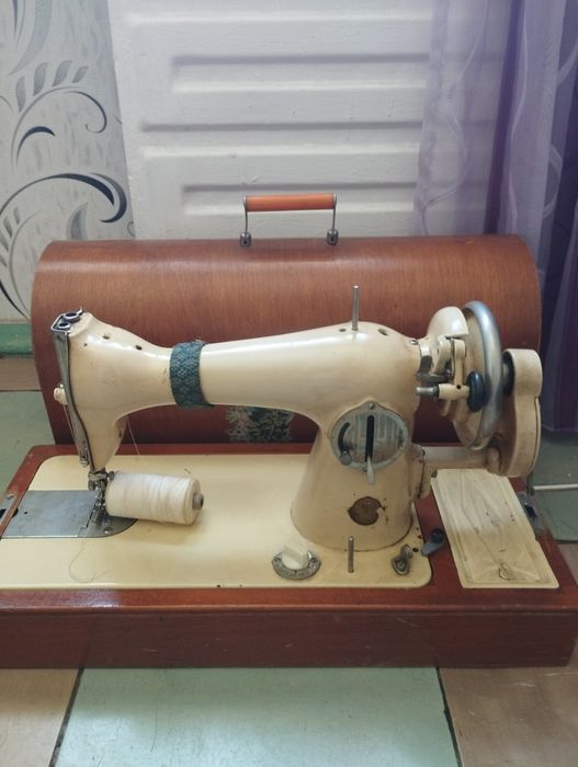Ручная швейная машинка.