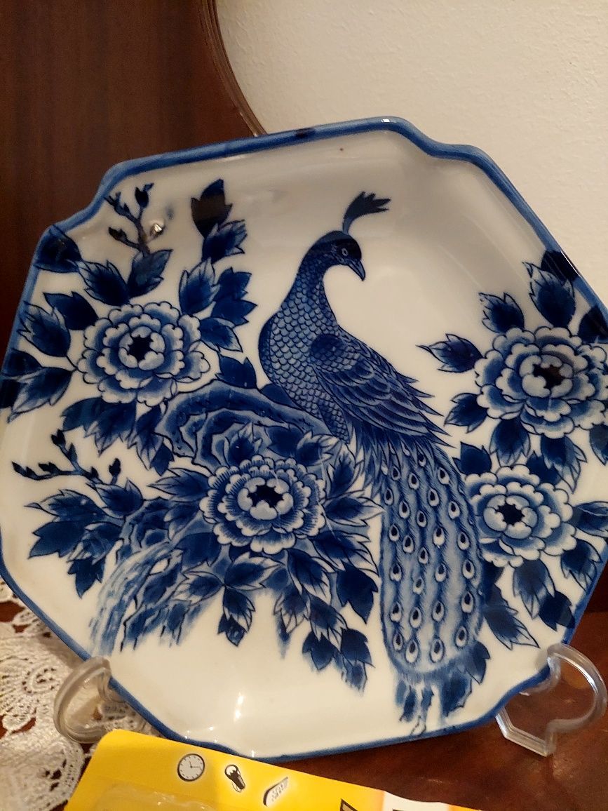 Pratos e potes de porcelana chinesa e japonesa