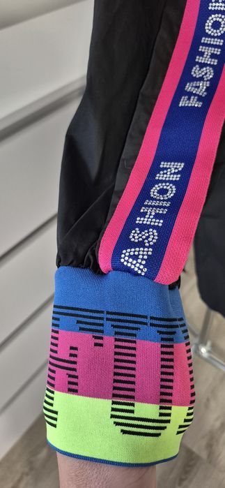 Czarna sukienka koszulowa z kolorowymi napisami L XL