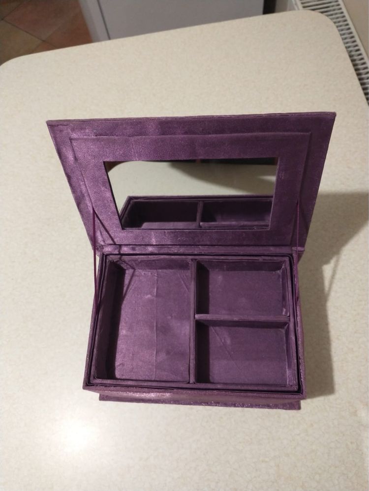 Fioletowy kuferek haftowany recznie 23 cm dlugosci