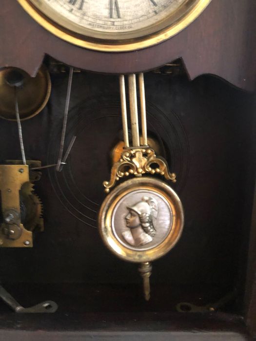 Bonito relógio de pêndulo antigo de parede