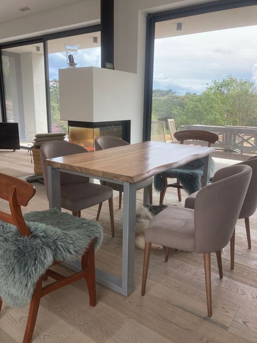 Mesa de jantar em madeira maciça de acácia