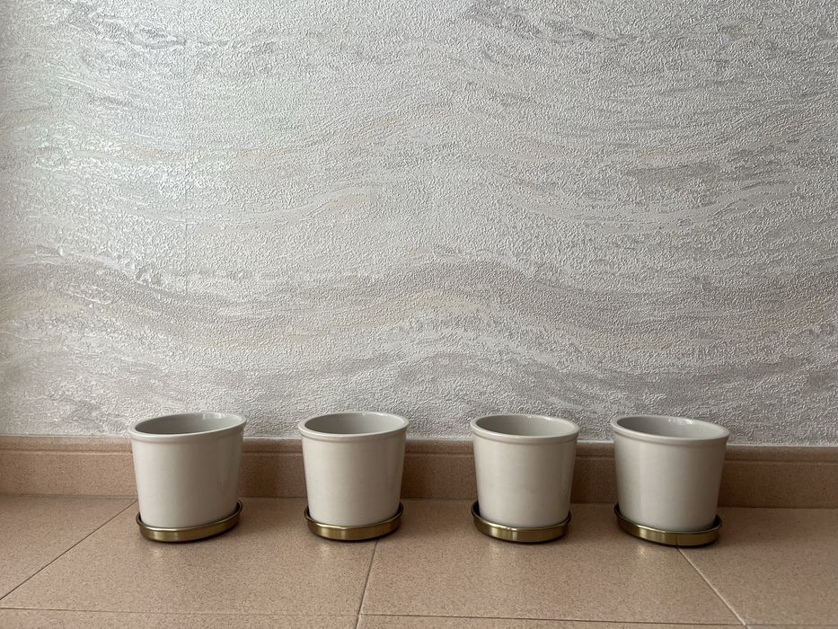 Conjunto de 4 Vasos Decorativos em Cerâmica com Base Dourada