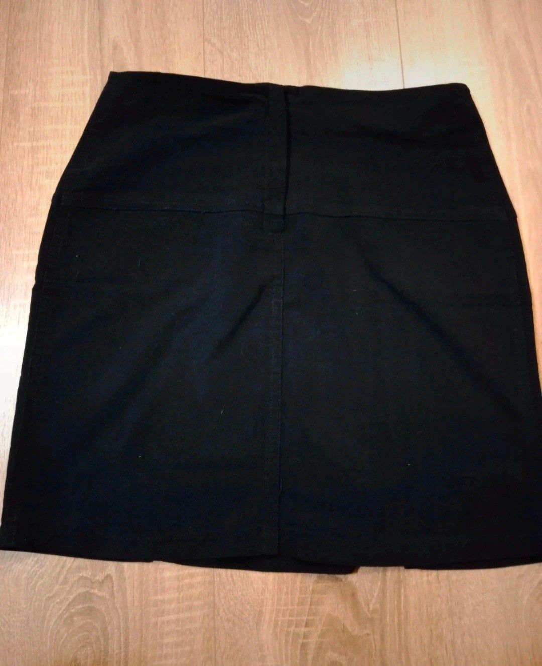 Czarna elastyczna spódniczka Dromedar