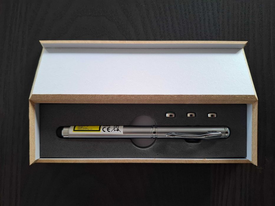 Metalowy wskaźnik laserowy z lampką LED