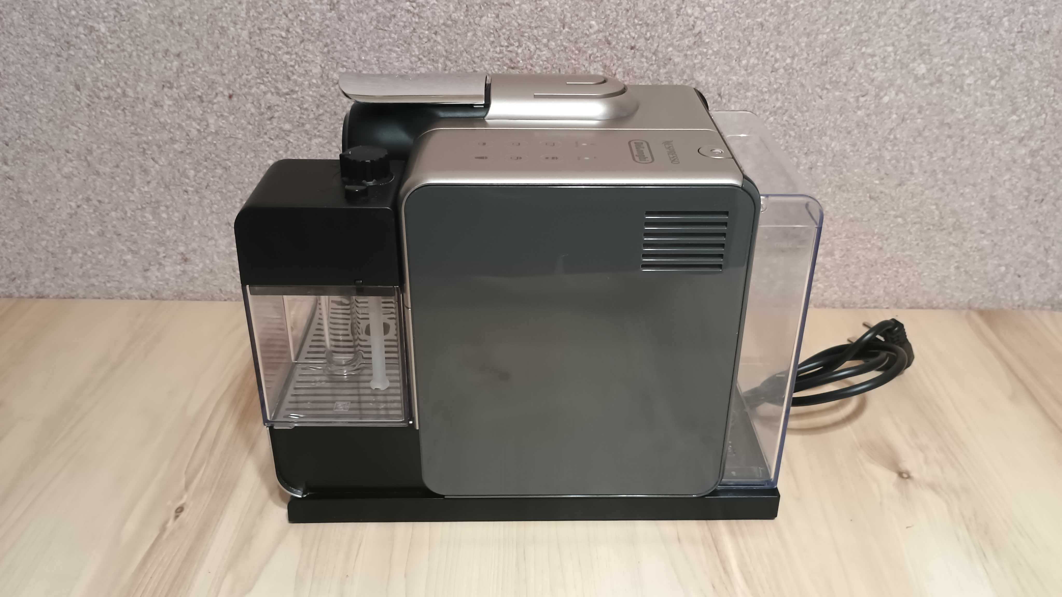 Капсульная кофемашина  Nespresso Lattissima Touch EN560 с молочником