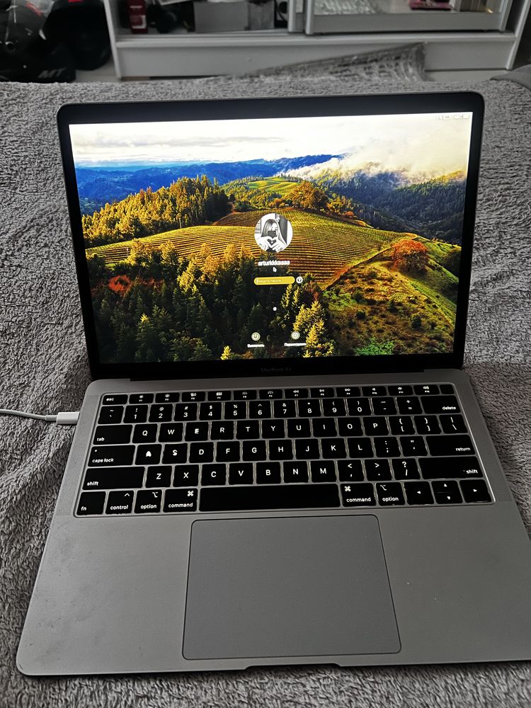 Продам Macbook Air 2018 13-inch