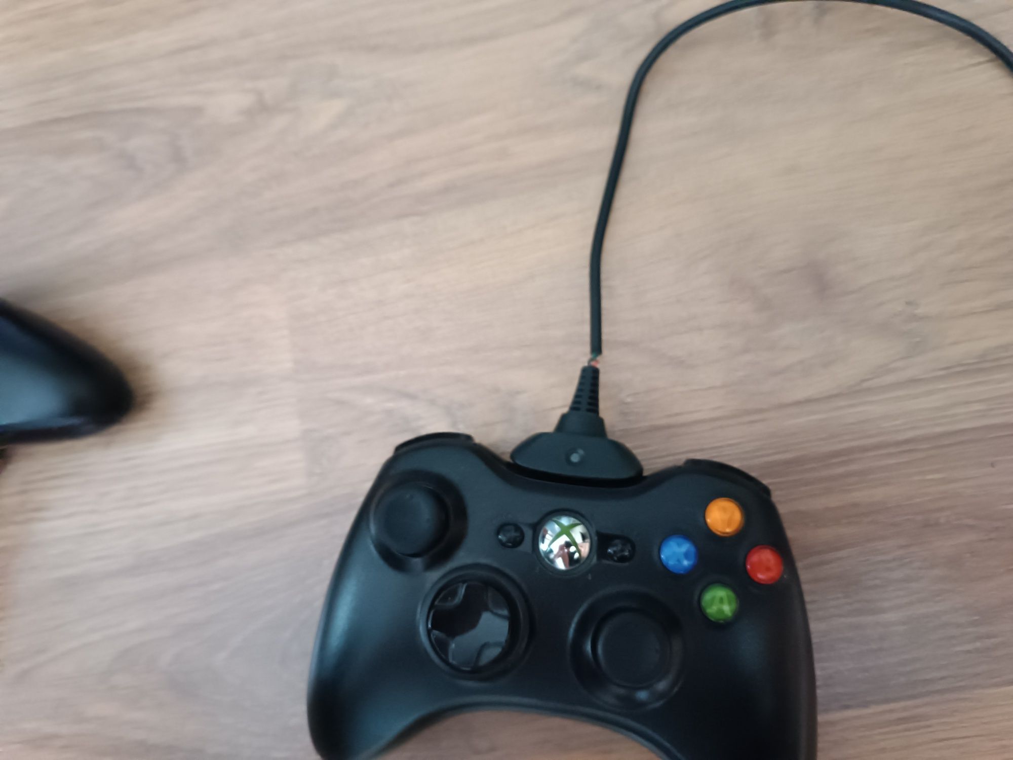 XBOX 360 SLIM E + 2 pady + KINECT + 4 gry + okablowanie