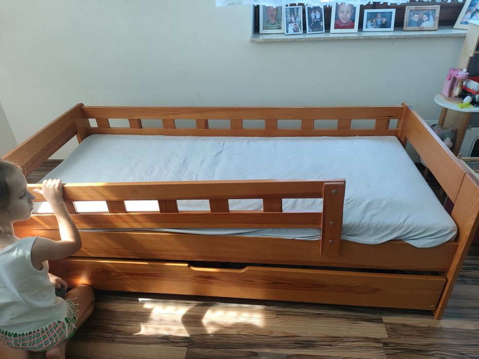 Łóżko drewniane z materacem 80x180