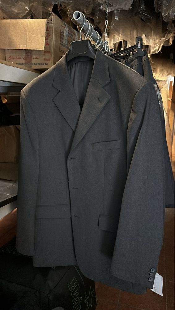 Lote de fatos (blazer e calça). 500 unidades