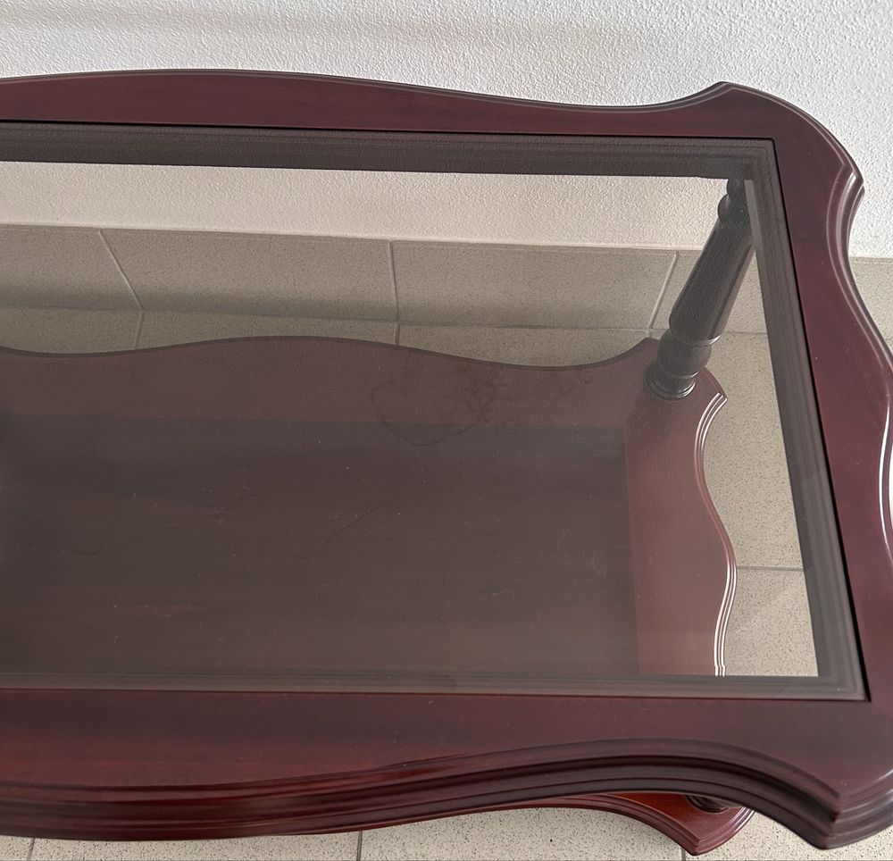 Mesa de centro com tampo em vidro