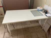 Estirador de desenho IKEA com cavaletes em branco