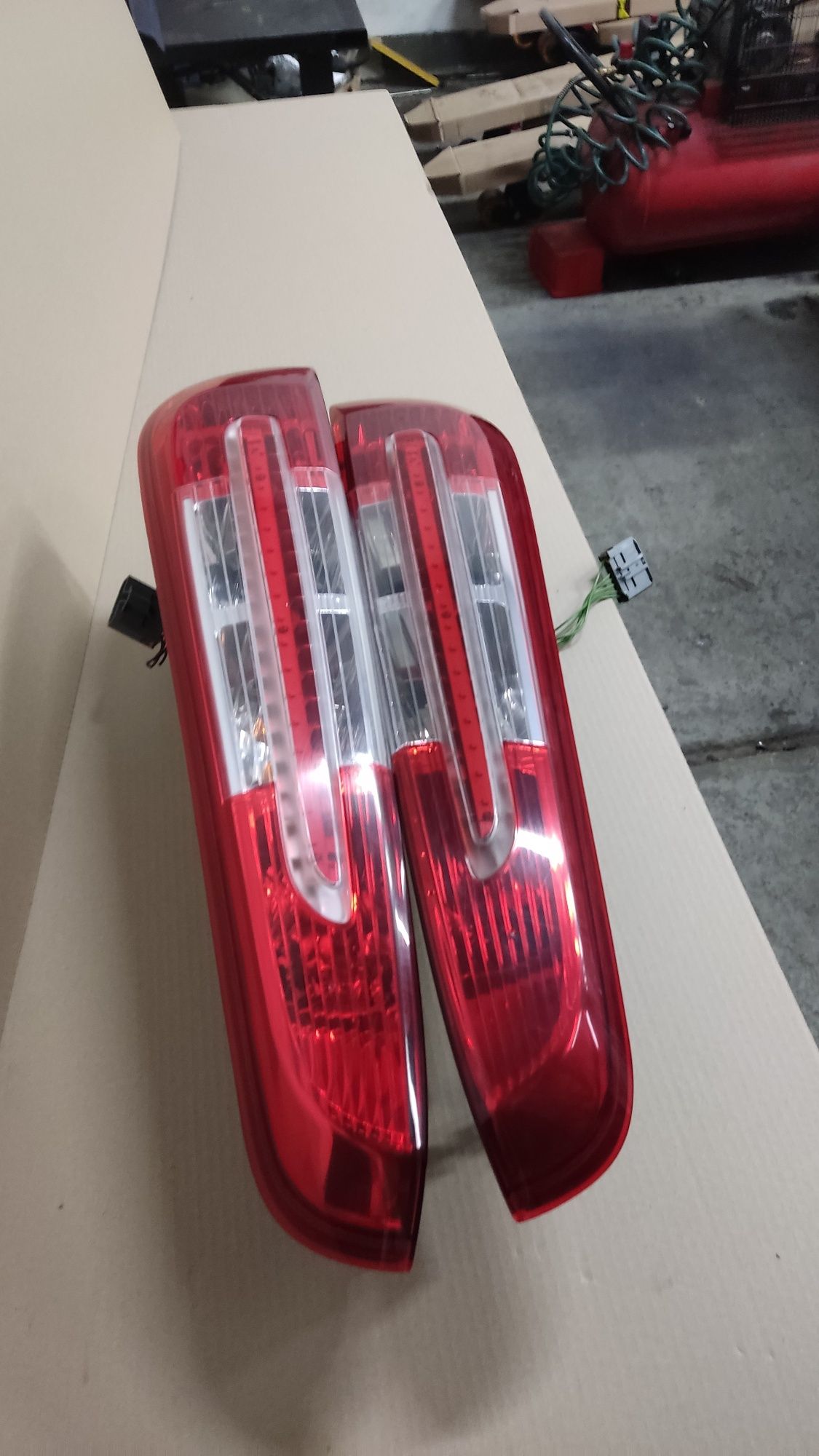 Ford C Max lift lampy tył.