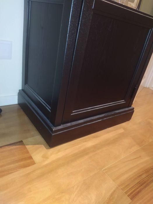 Móveis pretos muito bonitos com vidro