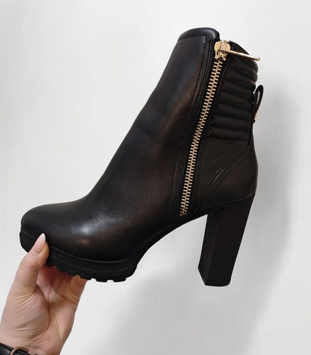 DKNY. Czarne botki na wysokim słupku, złote elementy, ekoskóra, r. 41