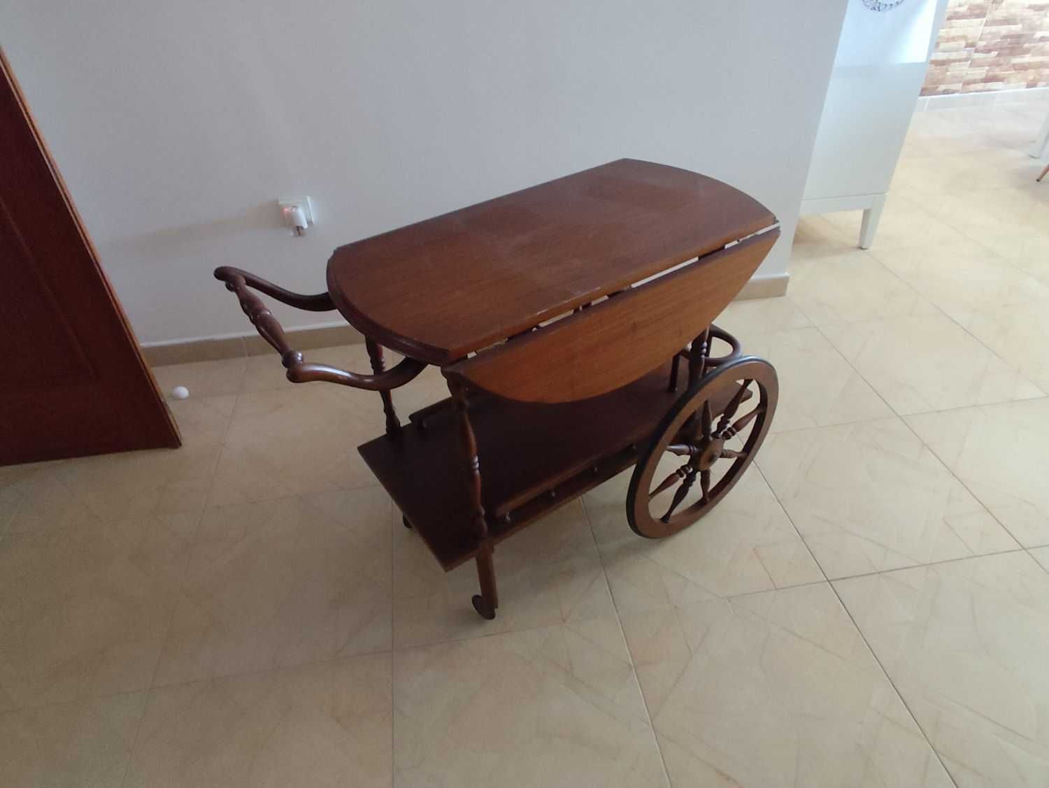Mesa retro de apoio com rodas