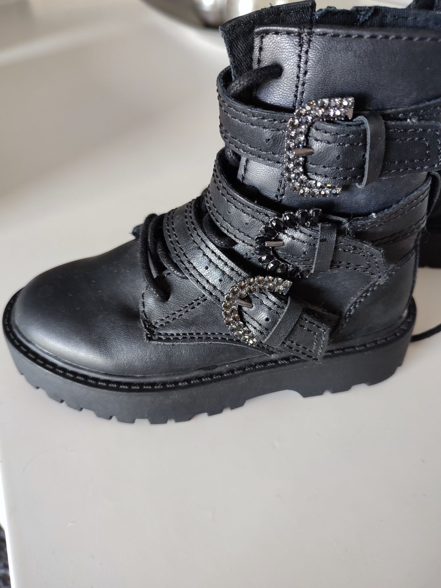 Botas pretas de menina - Novas
