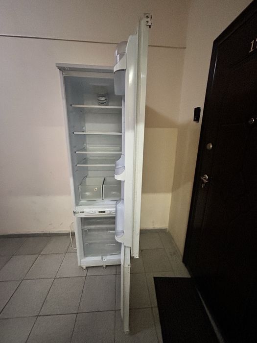 Вбудованмй холодильник ARISTON OPERA