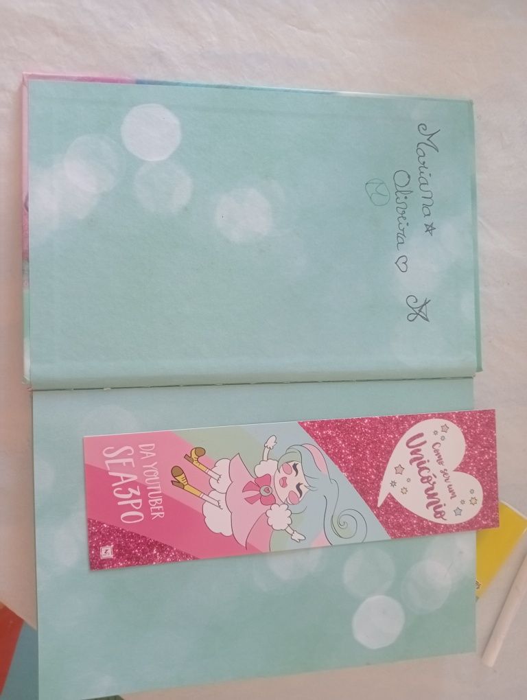 Livro como ser um unicórnio da youtuber SEA3PO
