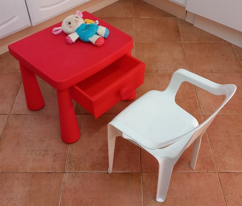 MESA DE CRIANÇA COM CADEIRA.BONECO OFERTA.Casa,Sala,Infantário,Quarto.