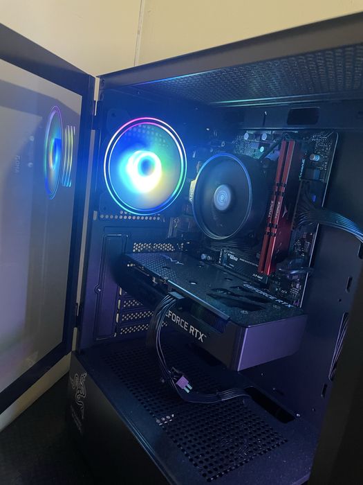 Computador com monitor, rato e teclado