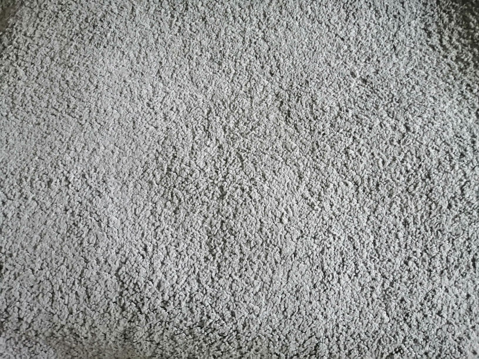 Carpete de pêlo curto na cor cinza e outras.