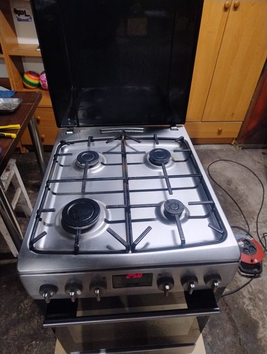 Kuchenka gazowa z piekarnikiem elektrycznym