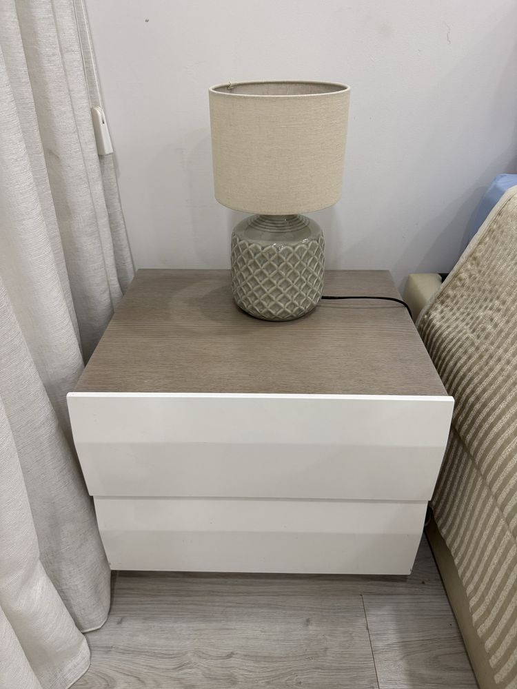 Mesa de cabeceira com 2 gavetas lacadas