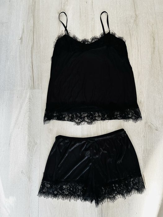 Zmysłowy komplet piżamowy: top i szorty z koronką