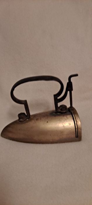 Stare przedwojenne żelazko mosiężne