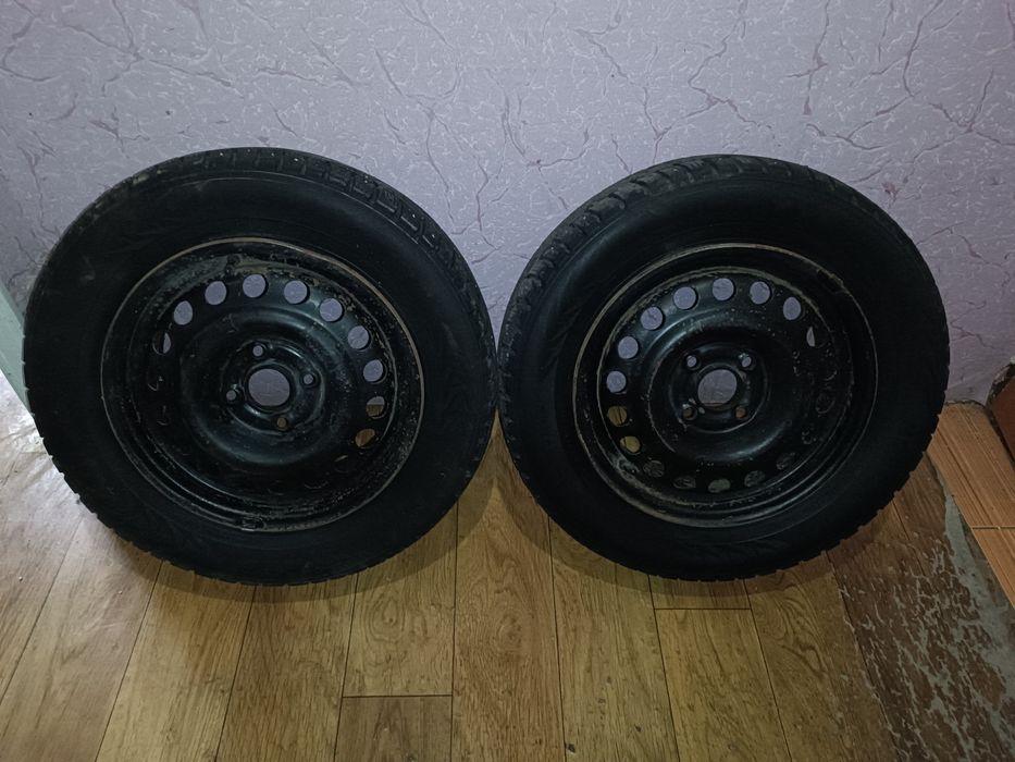 2 зимові колеса Nokian Nordman 7 185/65 R14 шиповані з дисками, гарний