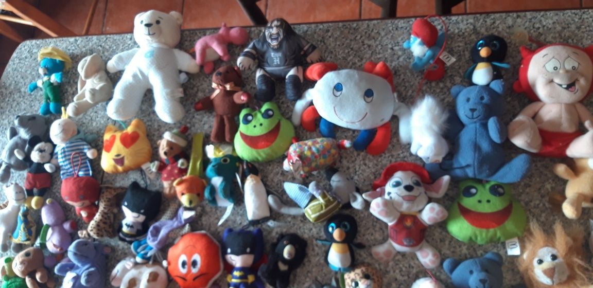 Conjunto de 90 Peluches Diversos